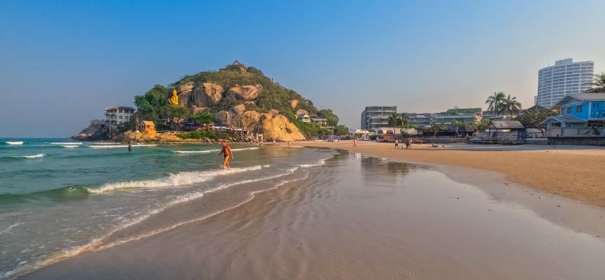 пляж рядом с храмом обезьян Кхао Такиаб тайланд